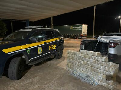 Imagem da notícia PRF apreende 321 quilos de cocaína e haxixe escondidos em carga de nobreaks na BR-262, em Água Clara